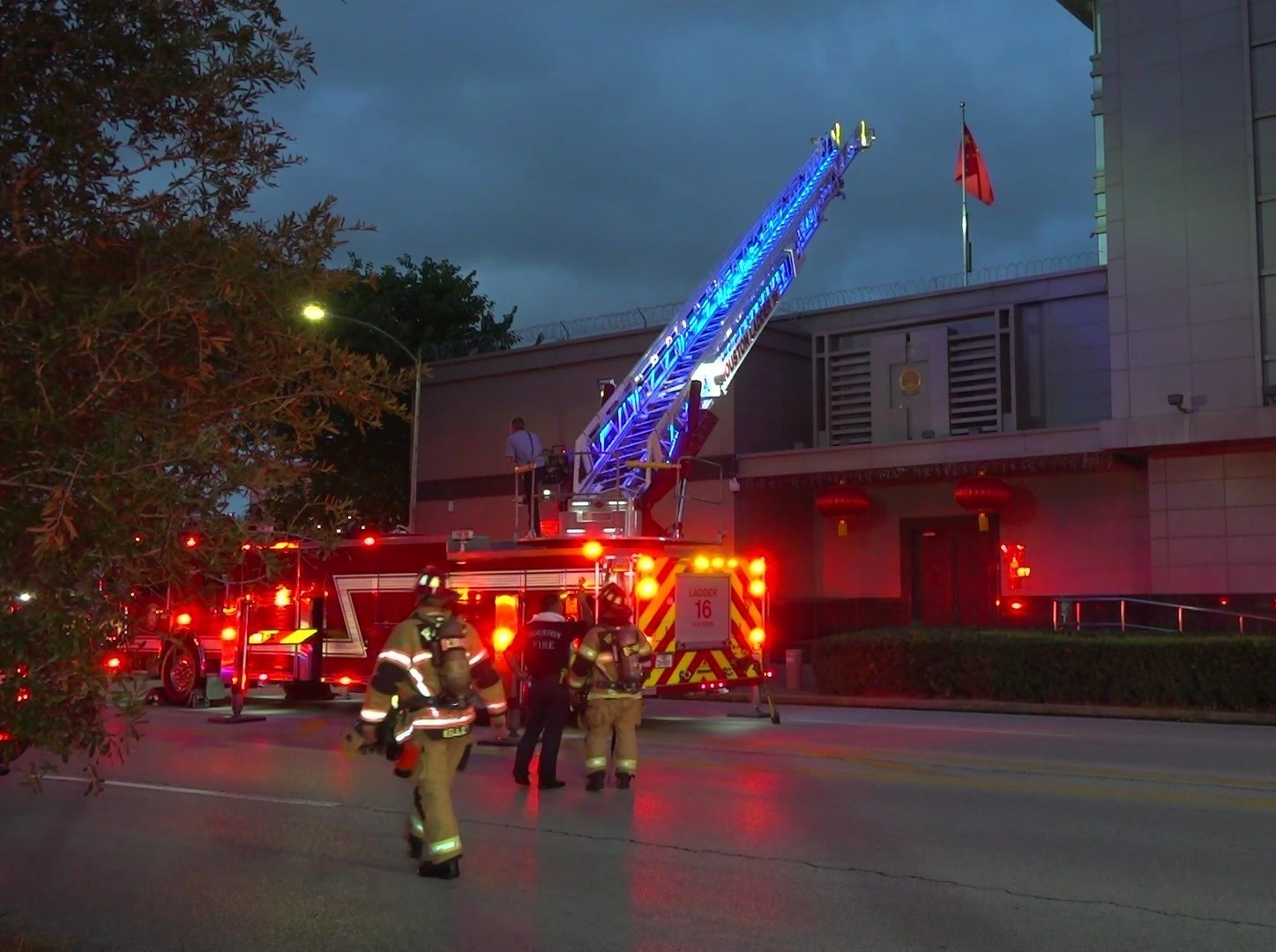 My yeu cau Trung Quoc dong LSQ o Houston, khoi bay len tu san trong hinh anh