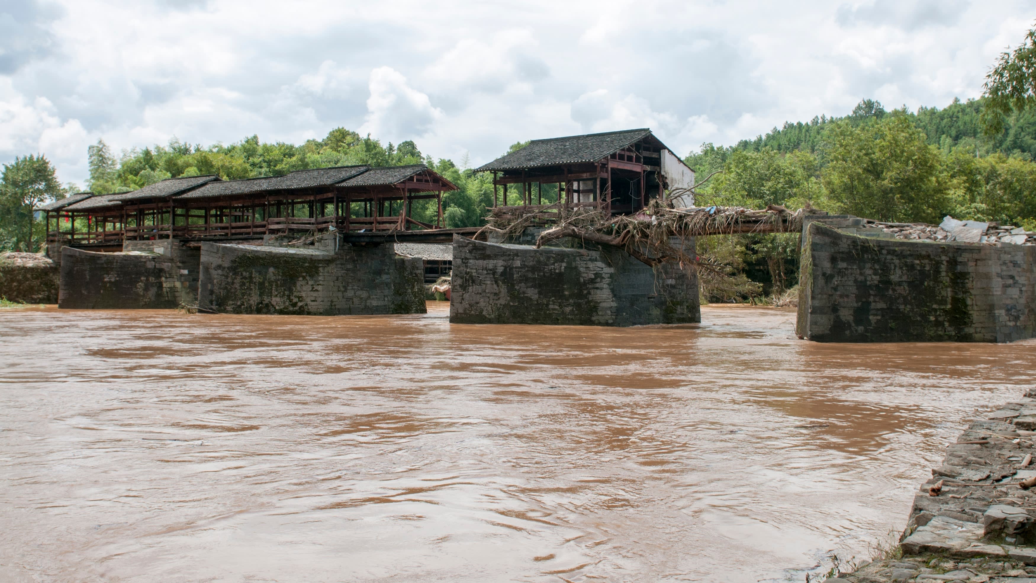 trung quoc trong mua lu lich su anh 11
