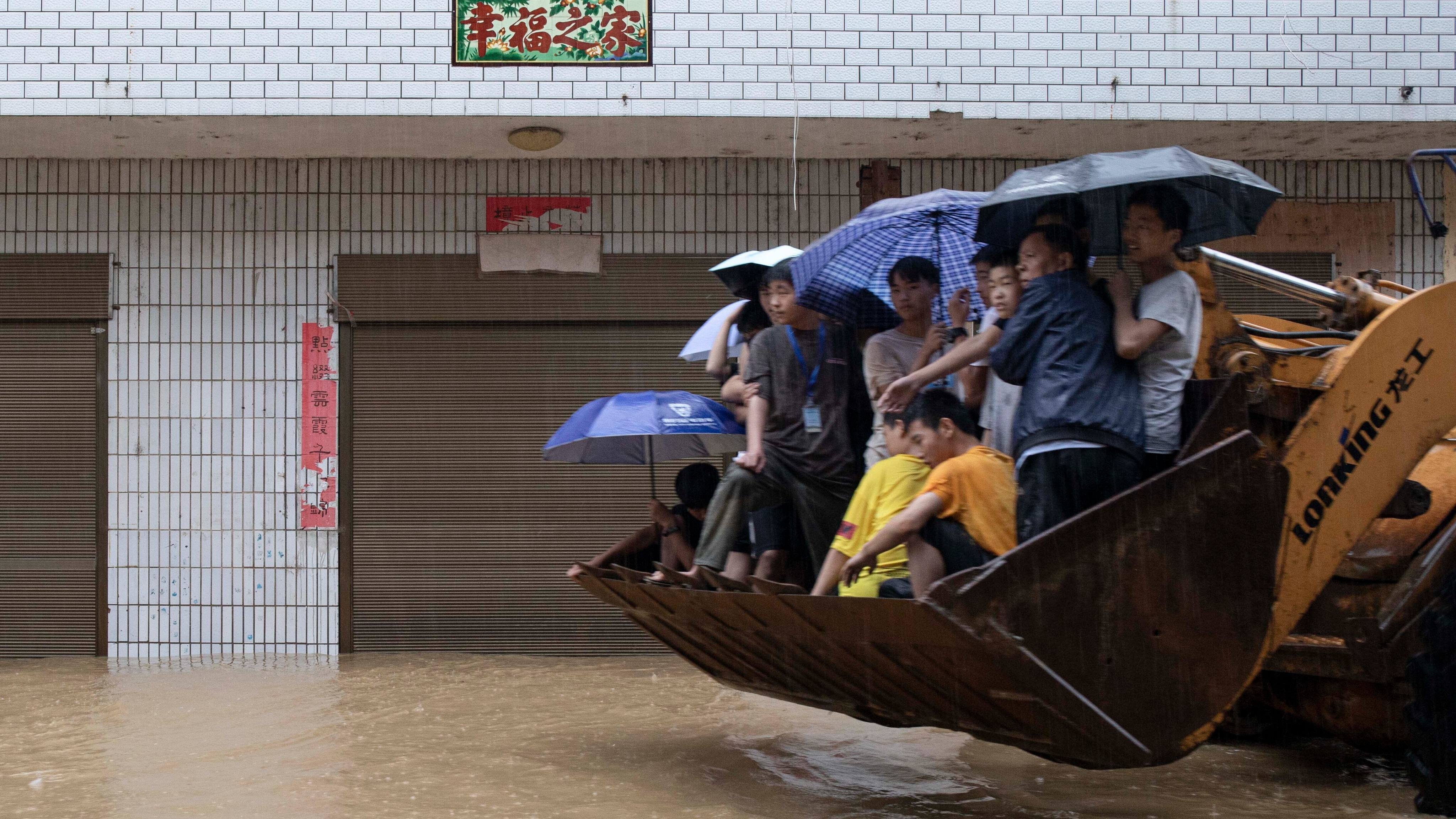 trung quoc trong mua lu lich su anh 10