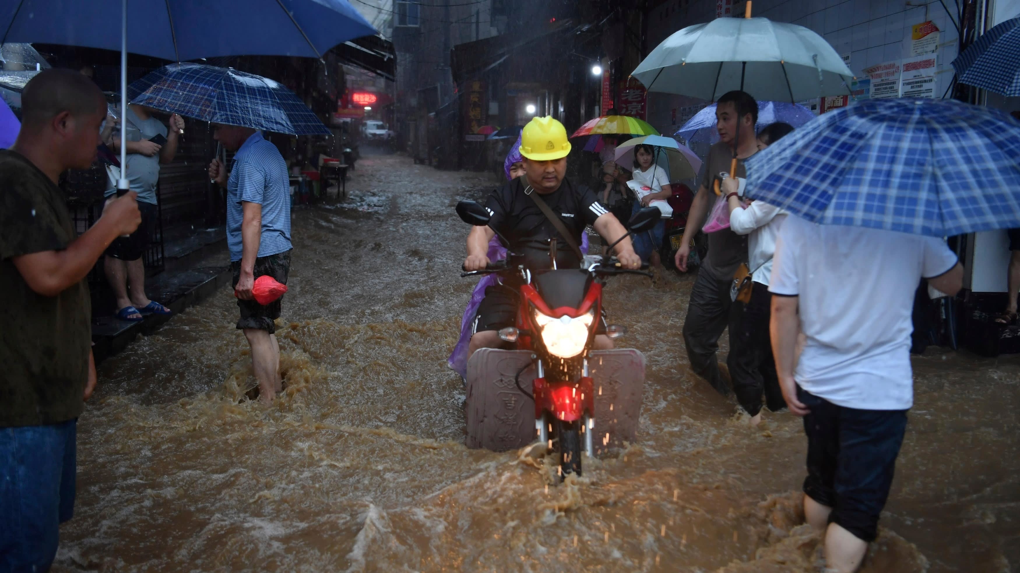 trung quoc trong mua lu lich su anh 4