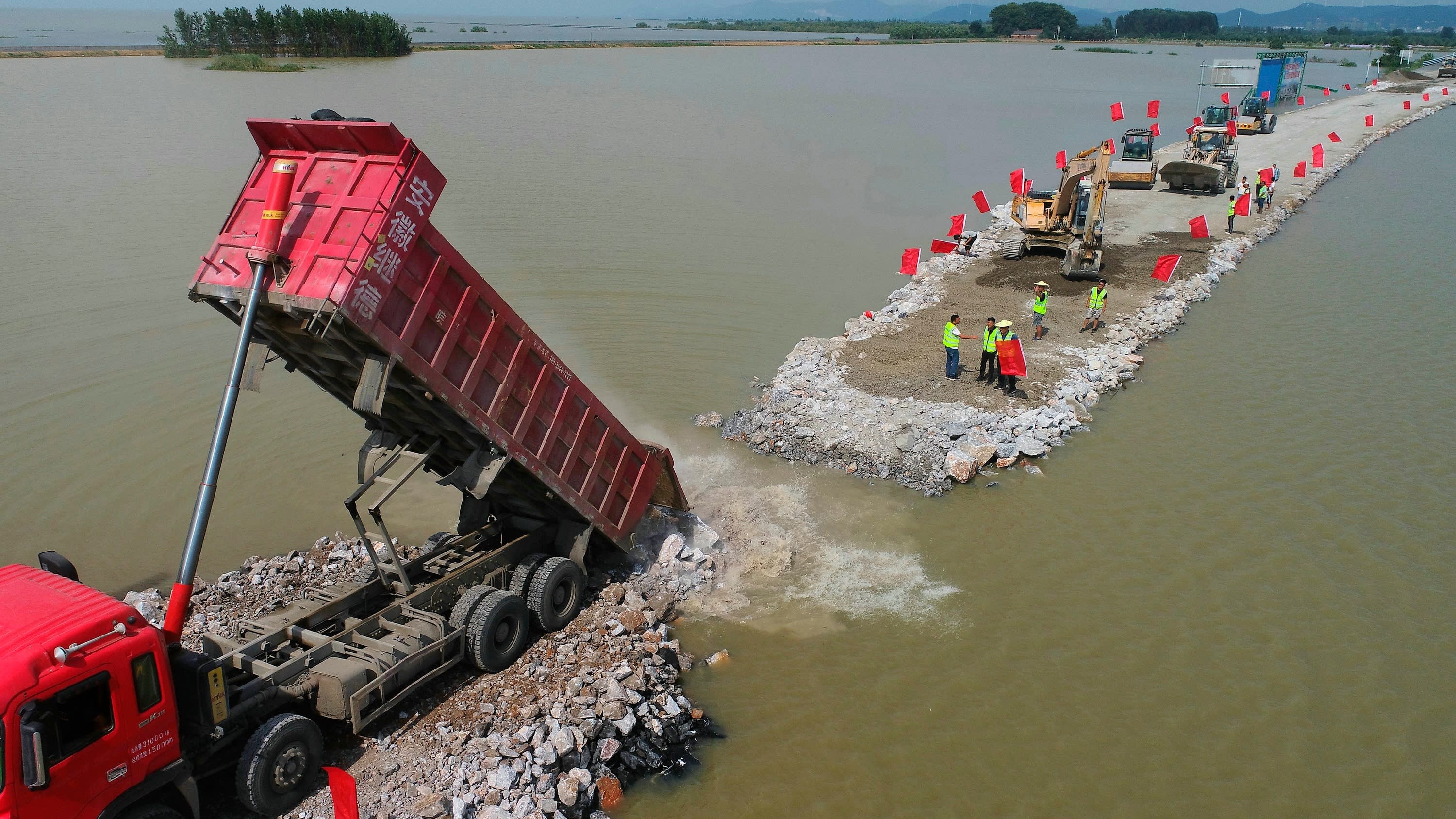 trung quoc trong mua lu lich su anh 17