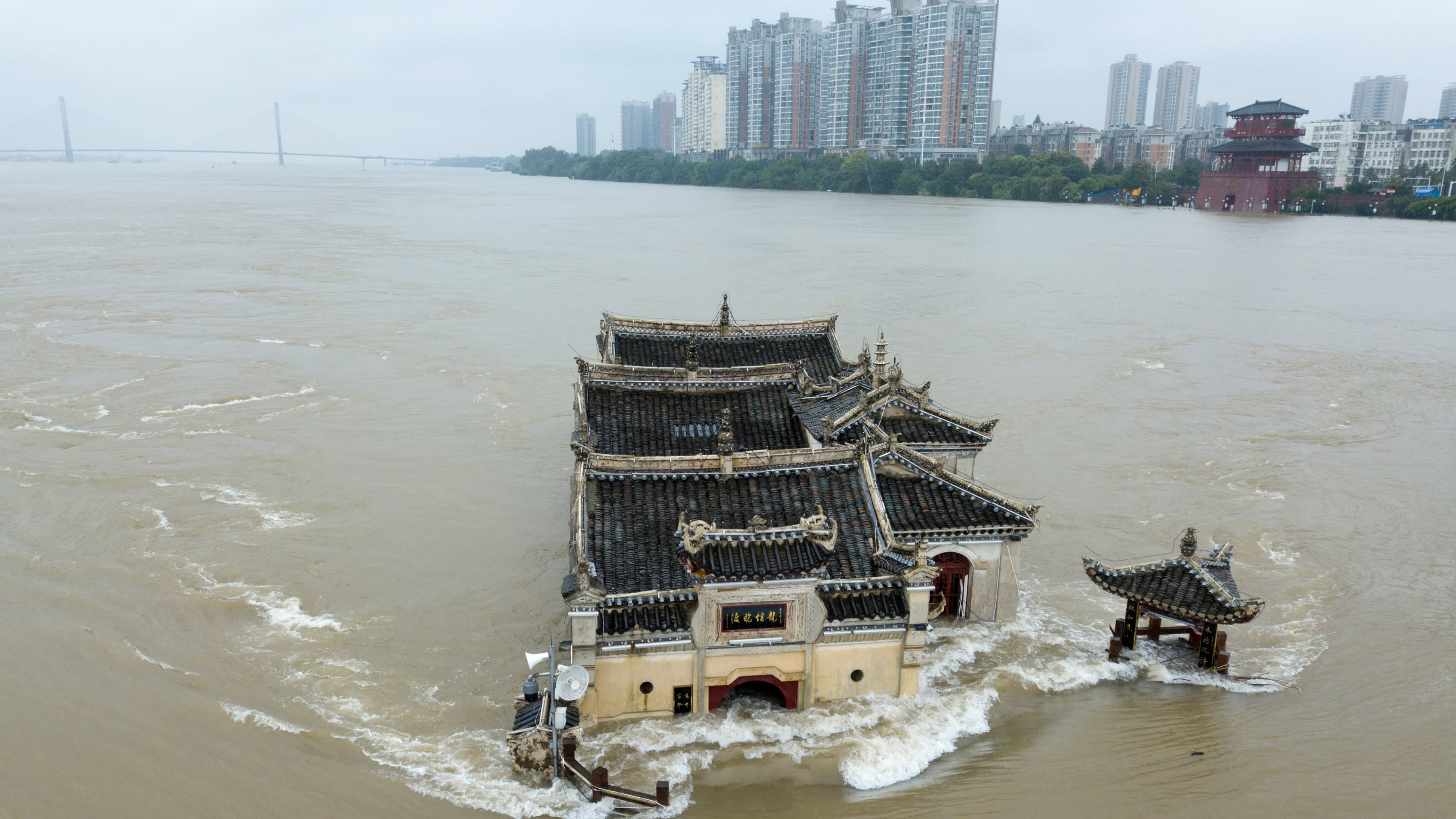 trung quoc trong mua lu lich su anh 16