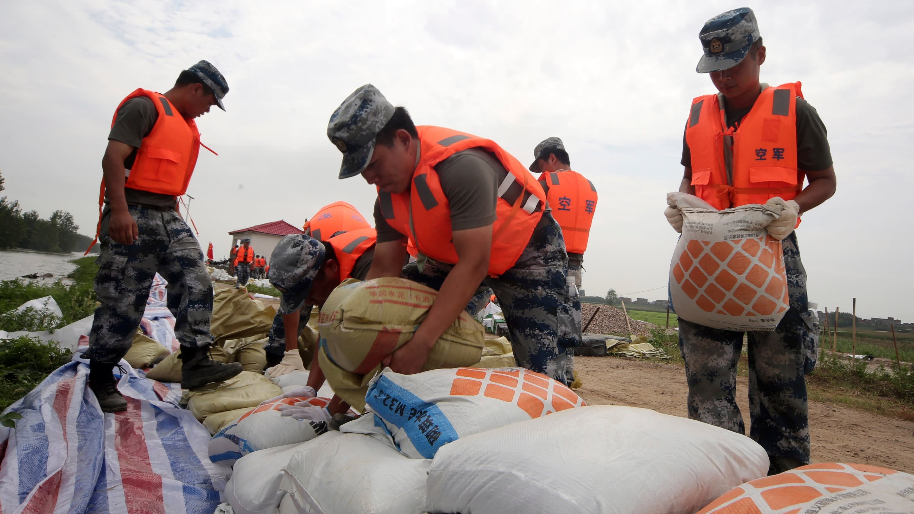 trung quoc trong mua lu lich su anh 18