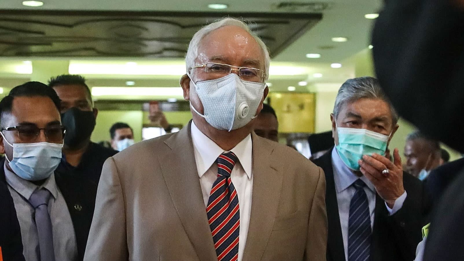 Cuu thu tuong Malaysia linh an 12 nam tu, nop phat 49,4 trieu USD hinh anh