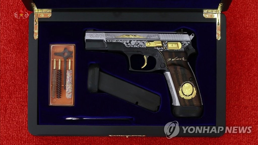 Si quan Trieu Tien duoc tang sung Bach Dau Son dac biet hinh anh