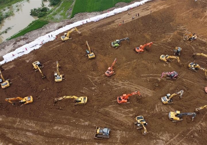 Cong thuy loi hong, hang chuc may moc xay de tam ngan lu o Trung Quoc hinh anh