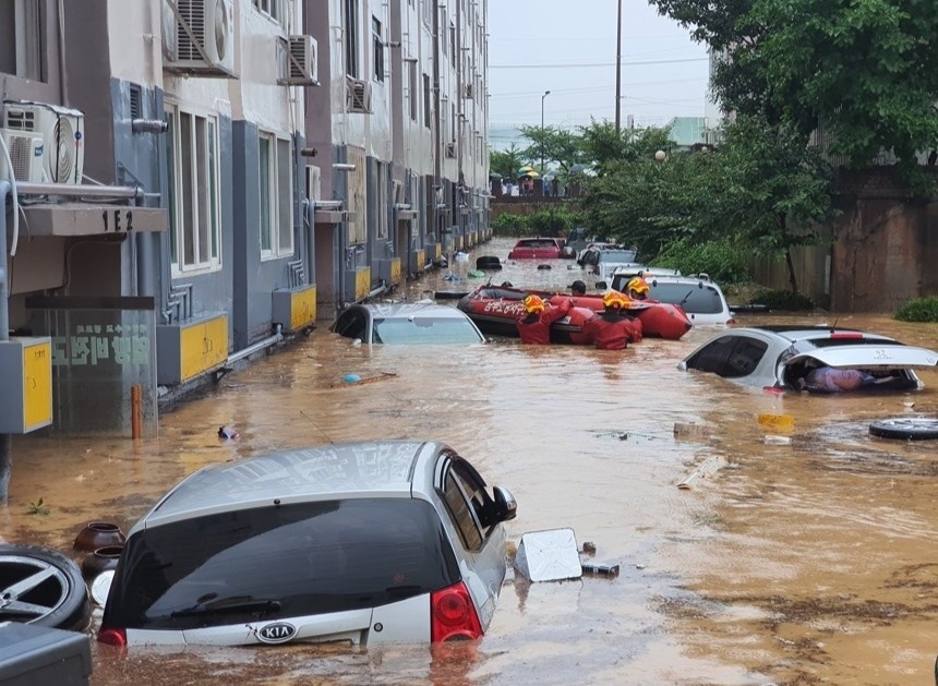 Xe hoi 'boi' giua bien nuoc duc ngau tai thanh pho Han Quoc hinh anh