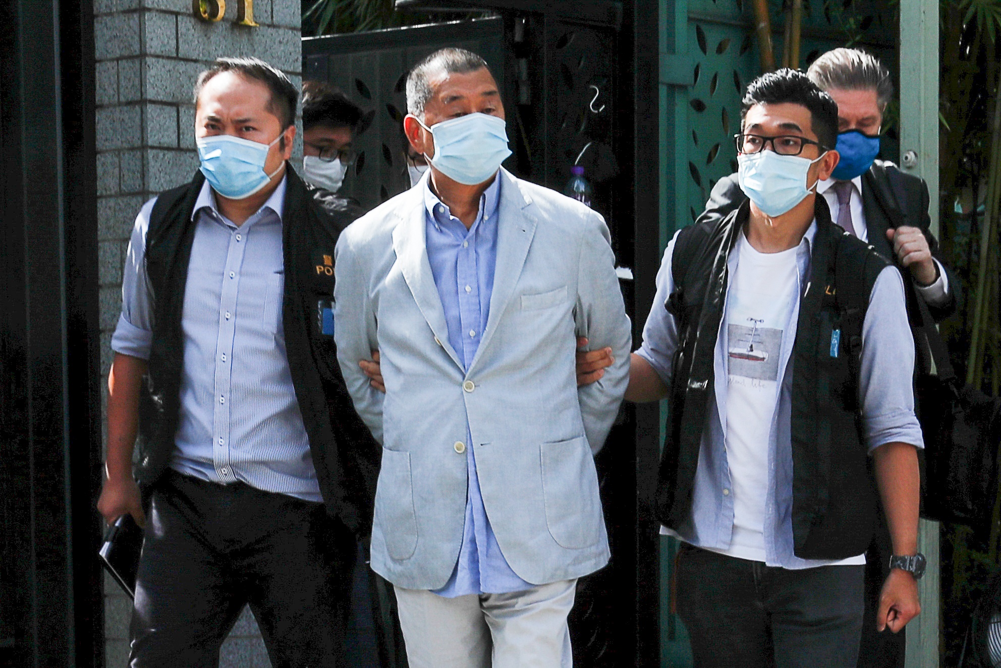 Trum truyen thong Hong Kong va con trai bi bat theo luat an ninh moi hinh anh