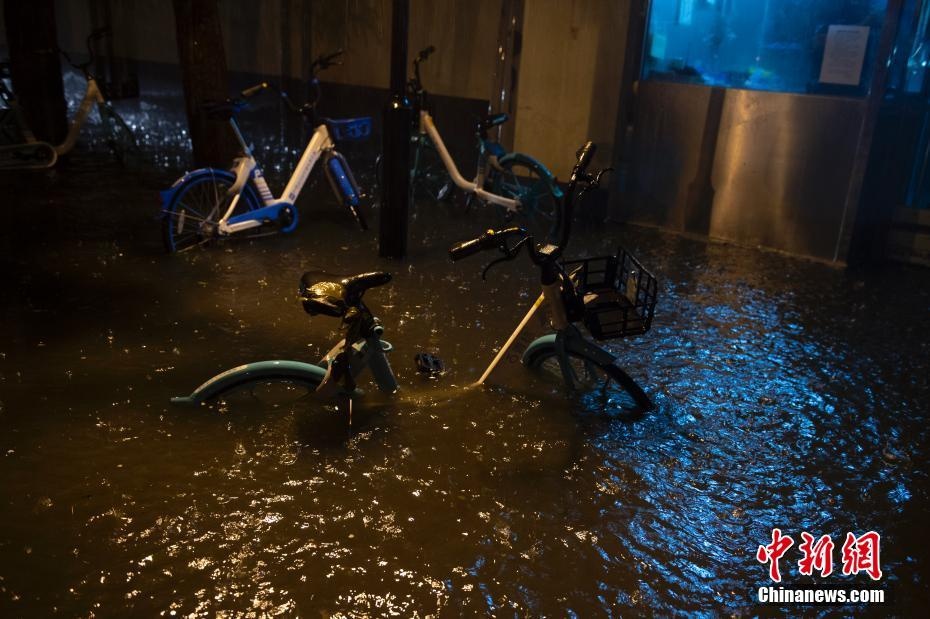 bac kinh hung tran mua lon nhat dau mua anh 3