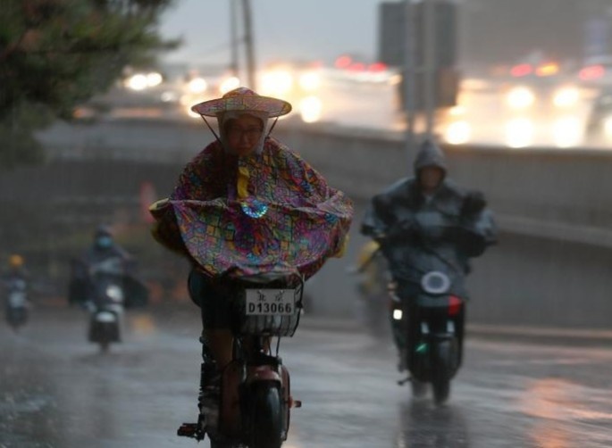 Bac Kinh hung tran mua lon nhat tu dau mua, canh bao lu quet hinh anh