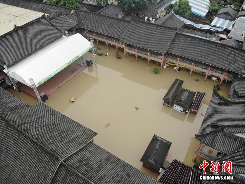 Tu Xuyen lu tram nam co mot anh 4