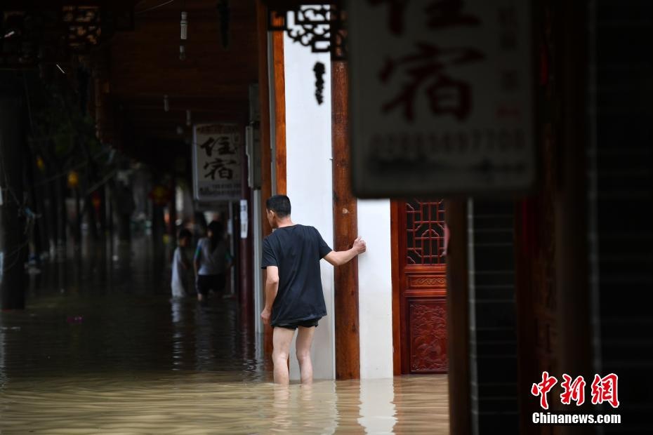 Tu Xuyen lu tram nam co mot anh 5