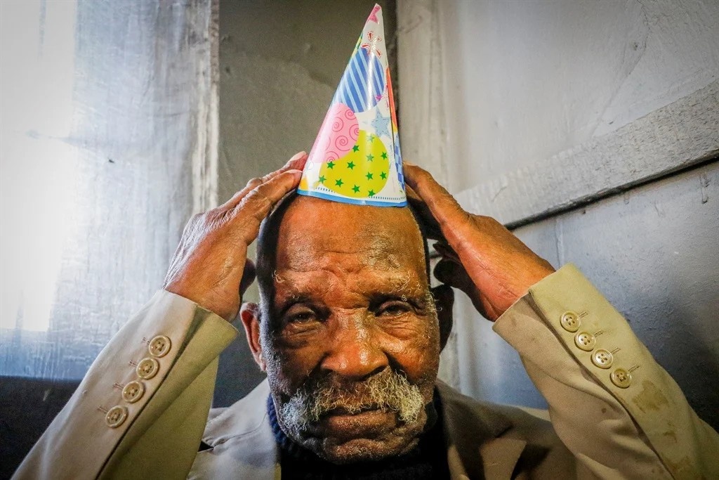 Nguoi dan ong 'gia nhat the gioi' qua doi hinh anh