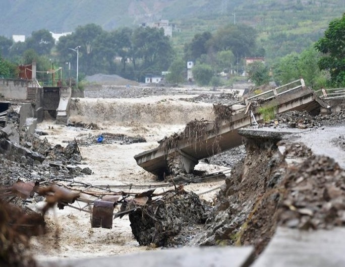 Nha do, cau sap vi mua lu nghiem trong o Trung Quoc hinh anh