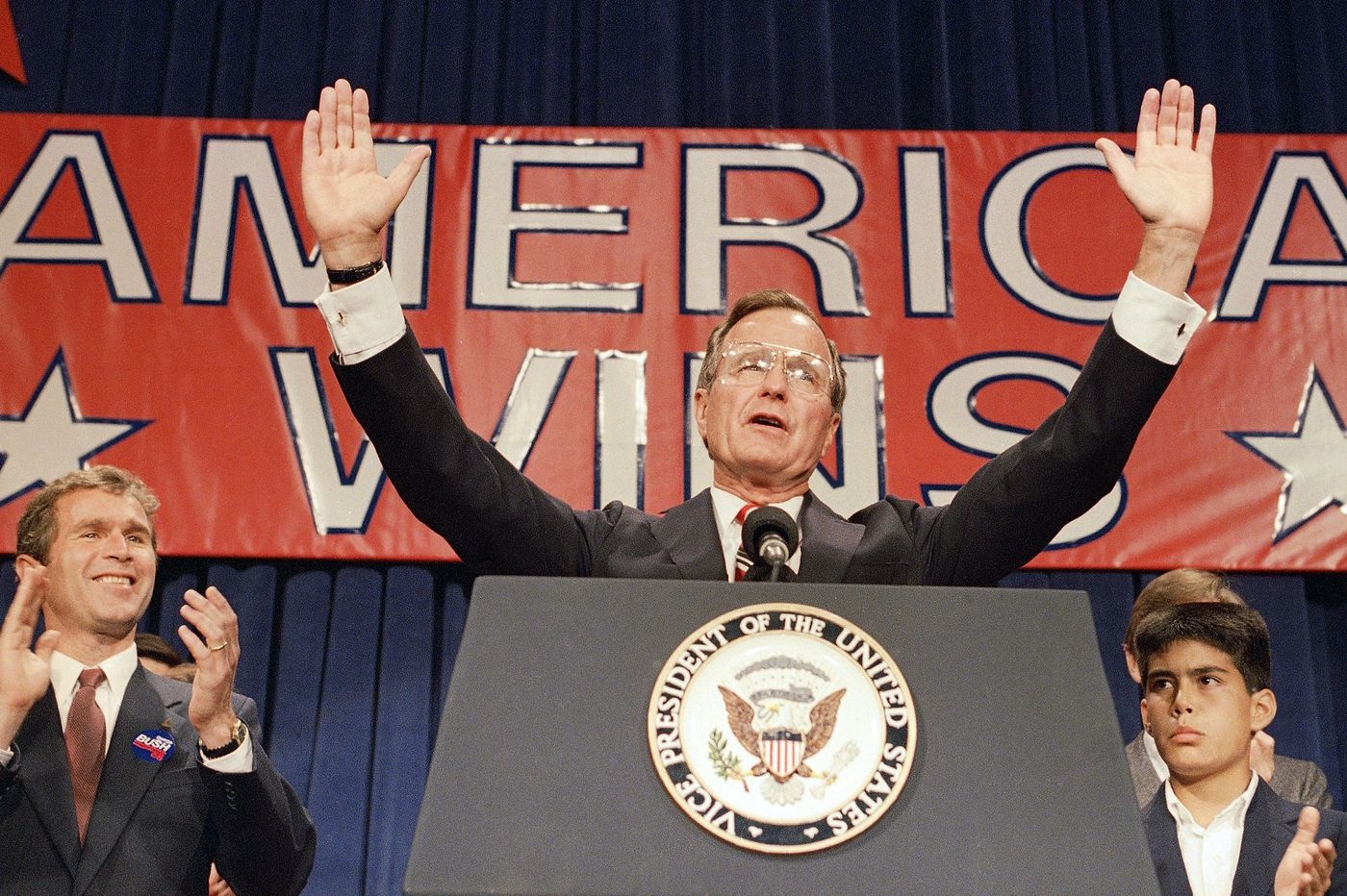 TT Trump se dung chien luoc loi nguoc dong cua ong Bush? hinh anh