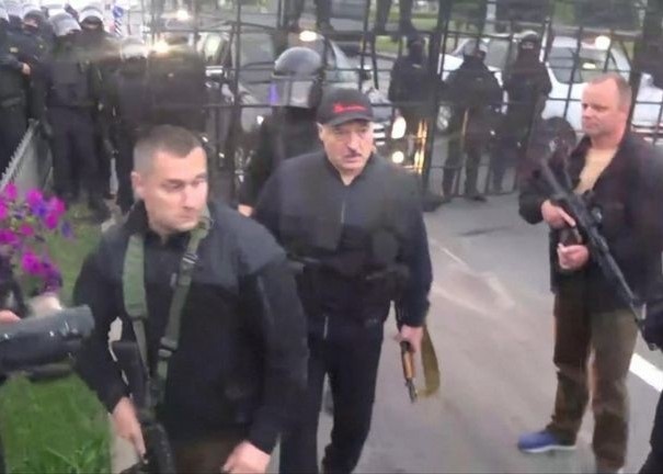 Tong thong Belarus cam sung truong di giua doi ve si hinh anh