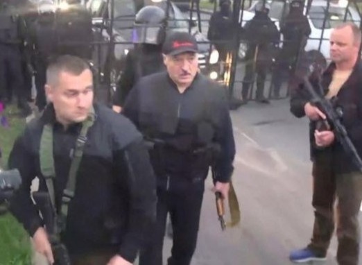 Tong thong Belarus cam sung truong buoc ra tu truc thang hinh anh