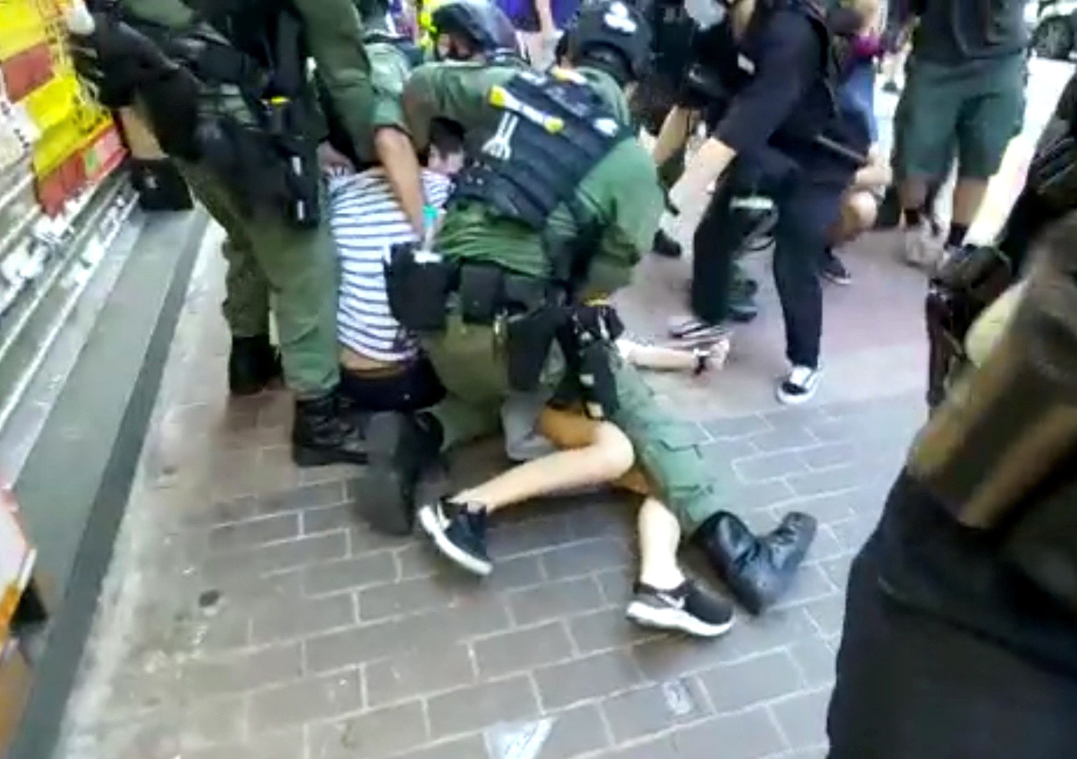 Canh sat Hong Kong bi chi trich vi truy bat tho bao be gai 12 tuoi hinh anh