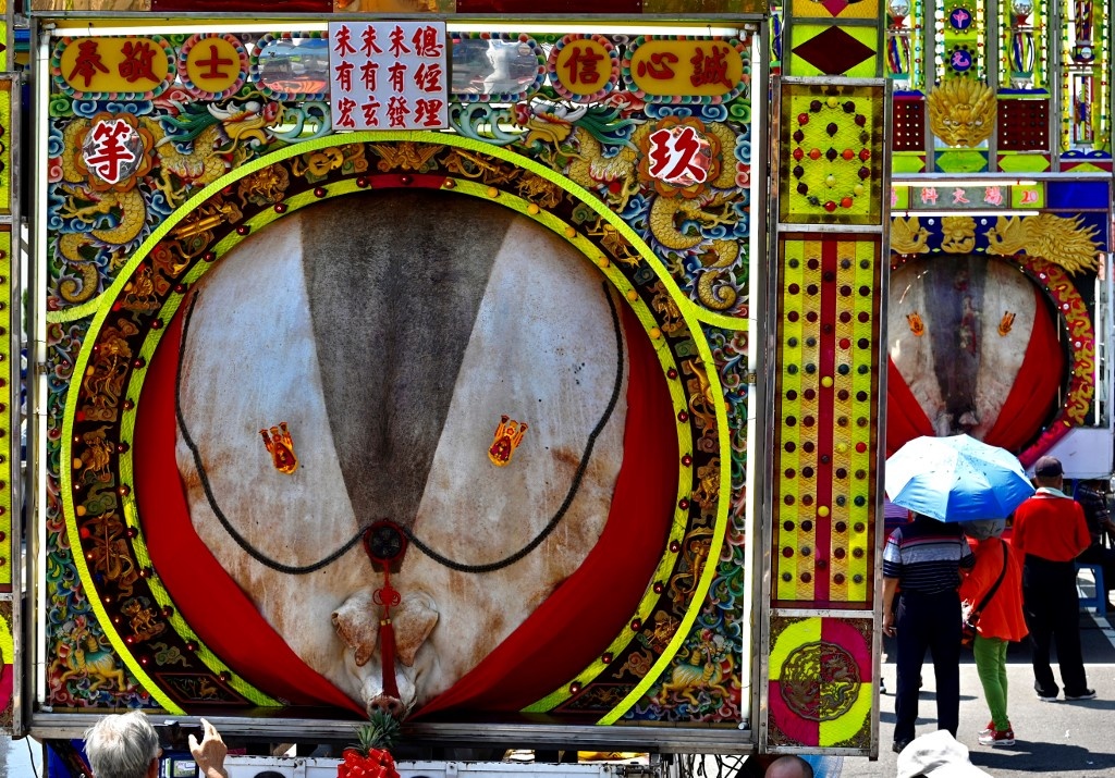 Le hoi ruoc 'lon than' gay tranh cai o Dai Loan hinh anh