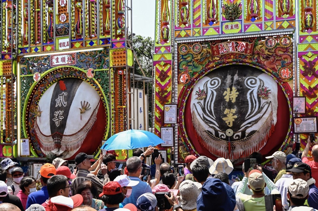 le hoi ruoc lon than gay tranh cai o dai loan anh 1