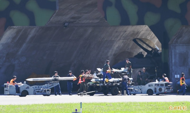 18 may bay Trung Quoc tap tran, Dai Loan 17 lan ngan chan hinh anh