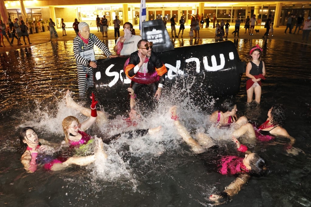 nguoi israel don nam moi cung lenh phong toa anh 10