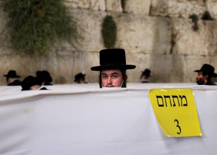 Nguoi Israel don nam moi giua lenh phong toa gay tranh cai hinh anh