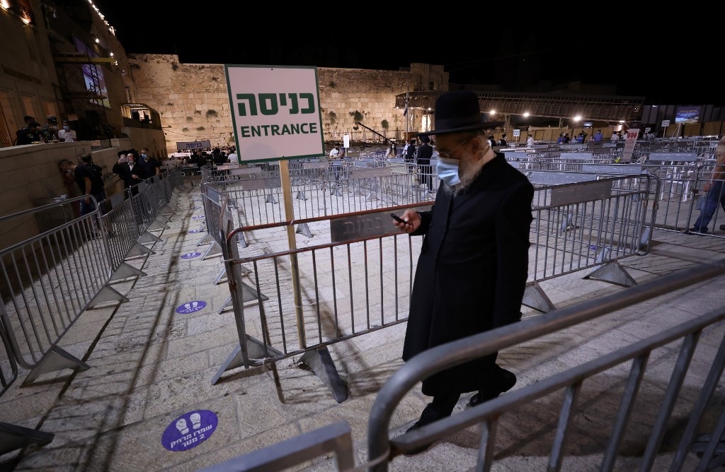 nguoi israel don nam moi cung lenh phong toa anh 11