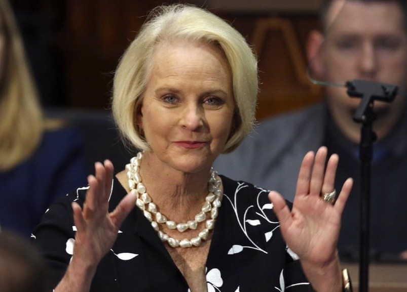 Vo ong McCain cong khai ung ho Joe Biden hinh anh