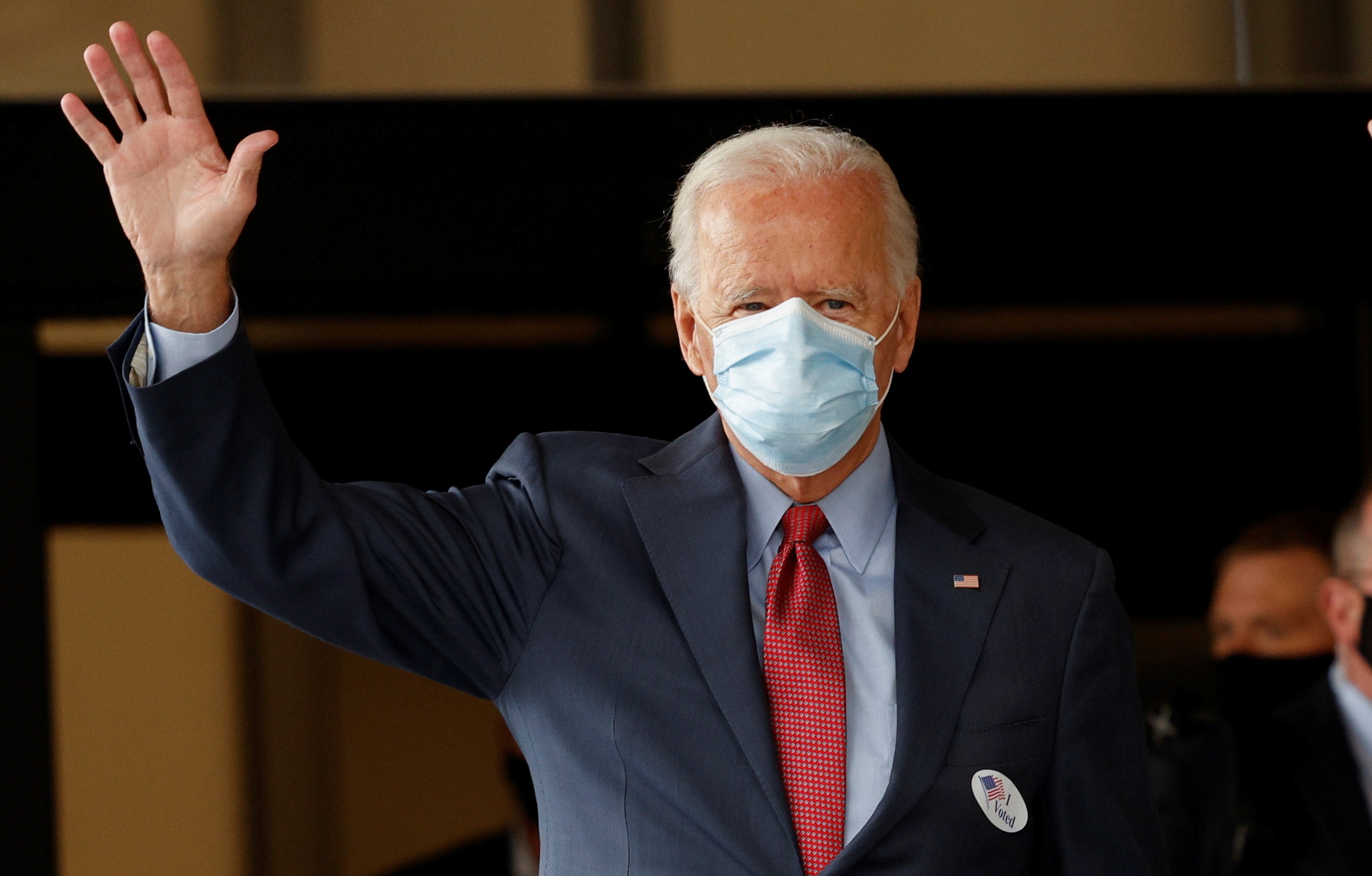 Ong Joe Biden di bo phieu som o bang que nha hinh anh