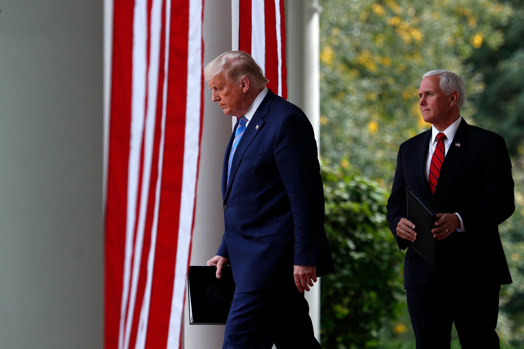 'Bat ngo thang 10' dau tien trong cuoc dua Trump - Biden hinh anh