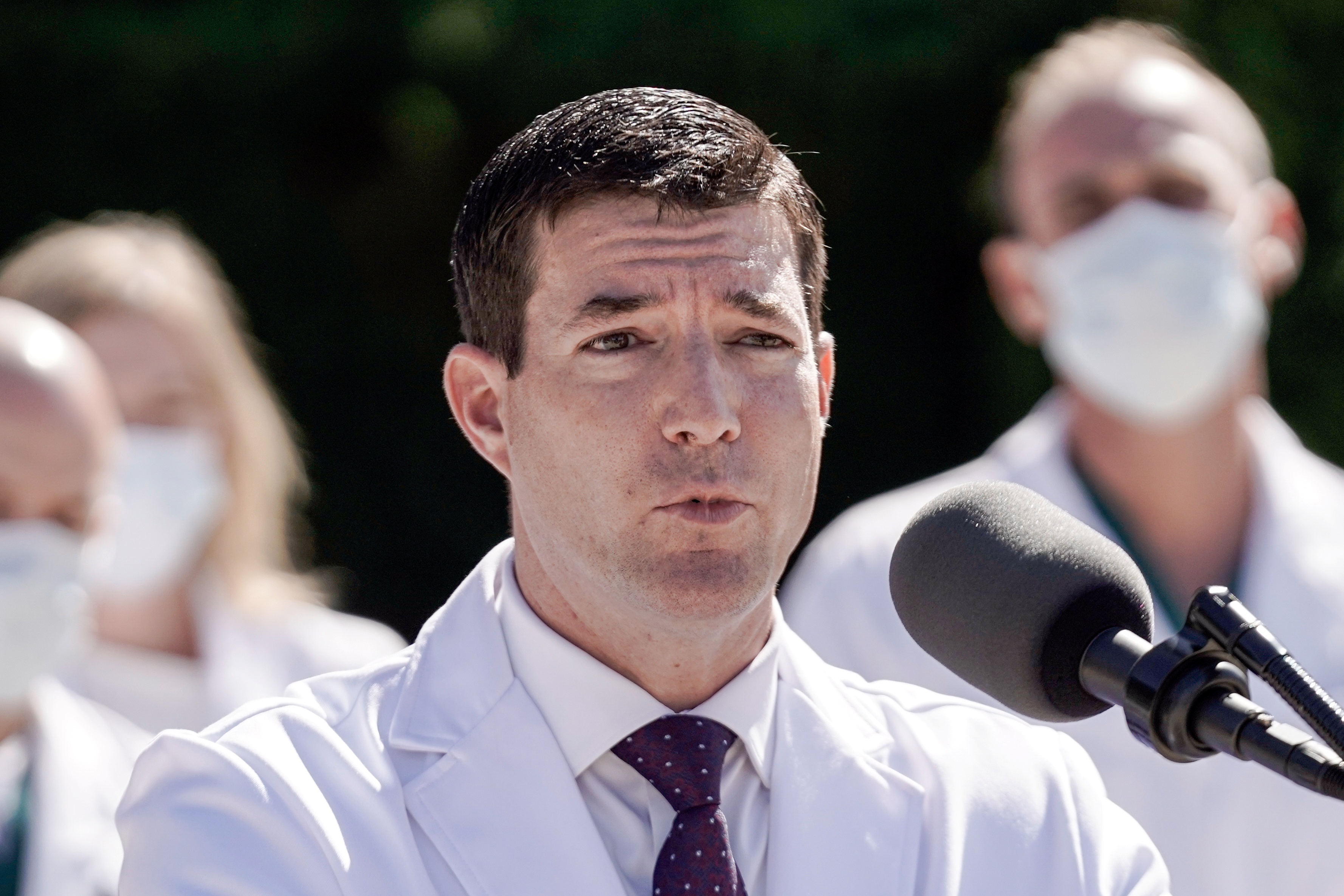 New York Times: Ong Trump da phai tho oxy truoc khi den Walter Reed hinh anh