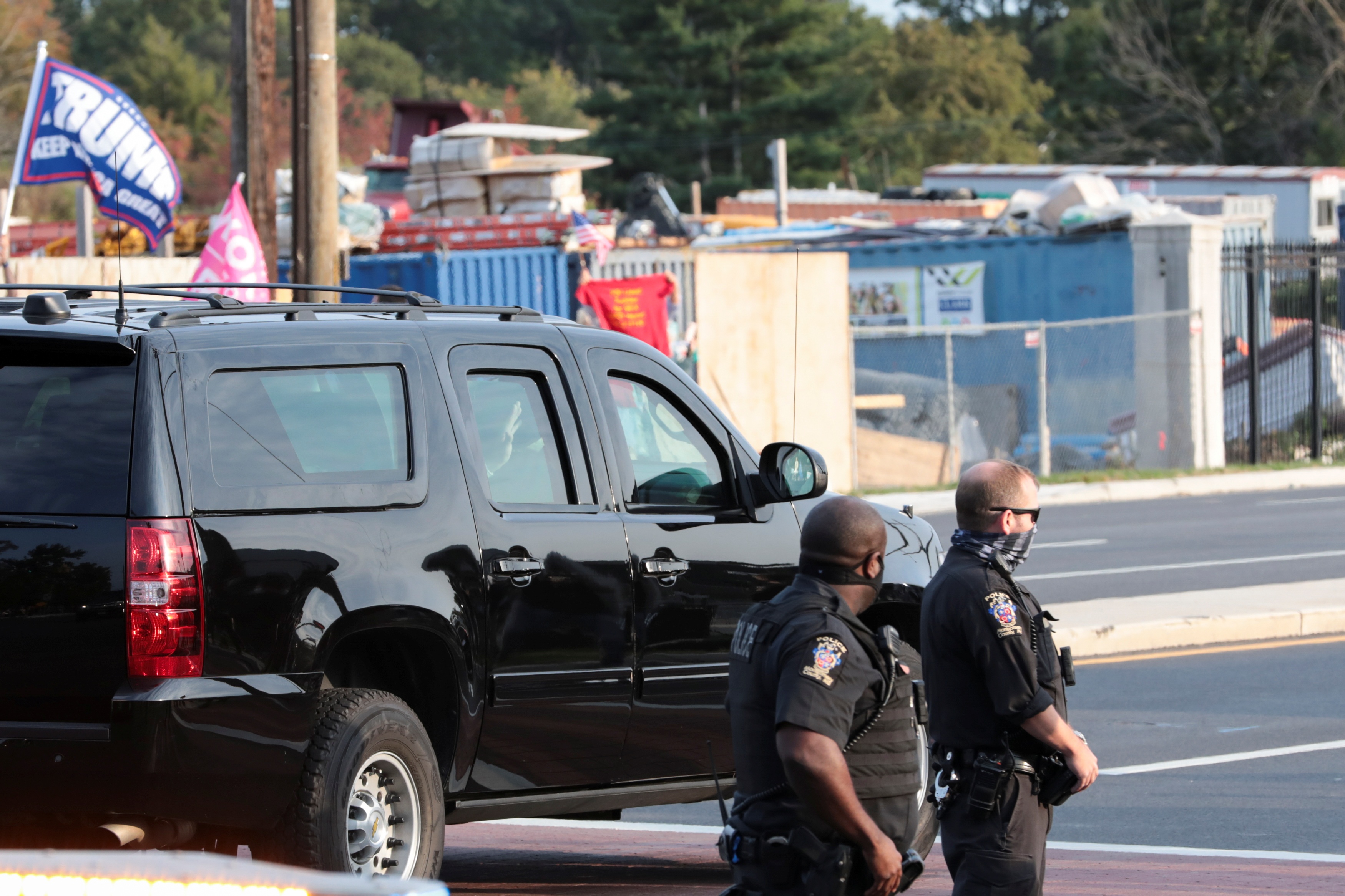 Dam dong phan khich truoc doan xe cua ong Trump hinh anh