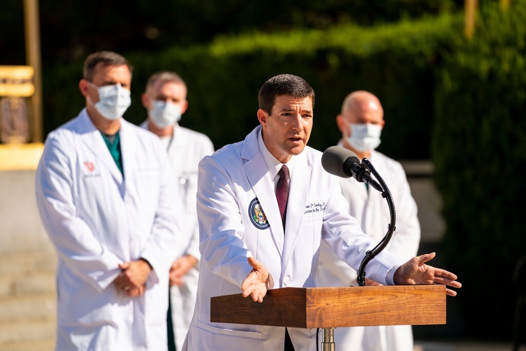 Khi ong Trump la tong tu lenh, bac si thuong phai gat dau hinh anh