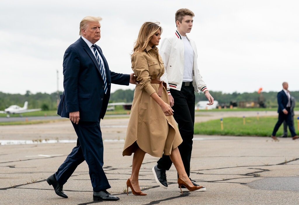 Ba Melania: Barron Trump tung duong tinh voi Covid-19 hinh anh