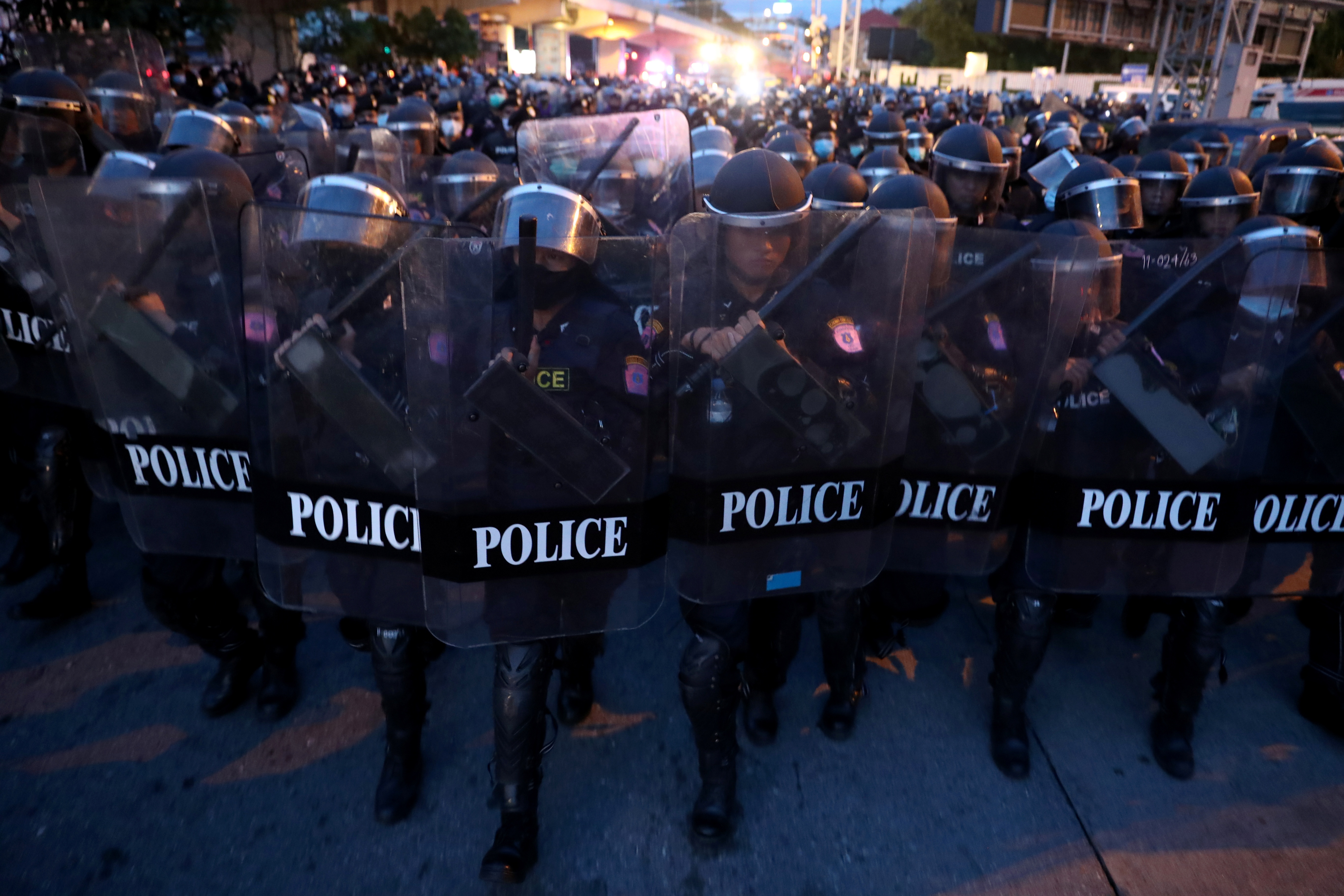 Canh sat chong bao dong dung kin duong o Bangkok hinh anh