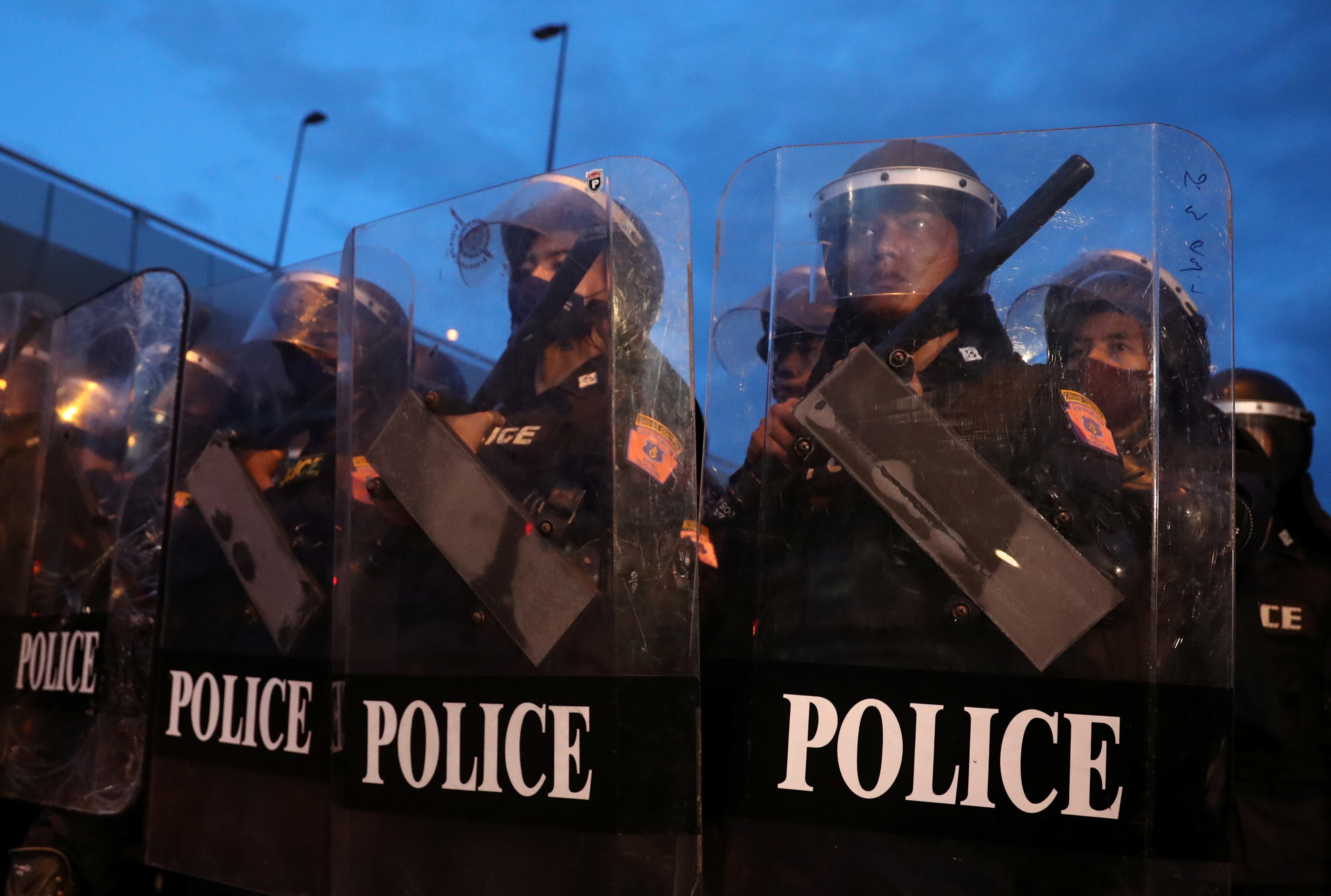 Bieu tinh leo thang, Thai Lan tuyen bo tinh trang khan cap hinh anh