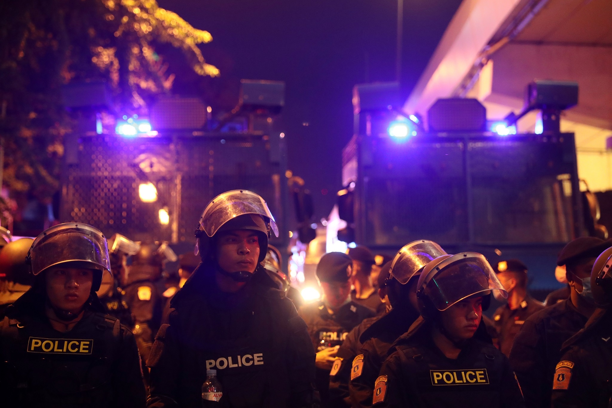 canh sat chong bao dong dung kin duong o bangkok anh 13