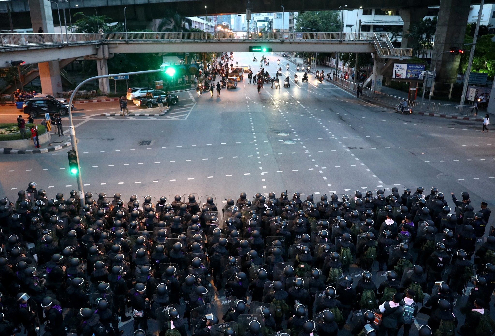 canh sat chong bao dong dung kin duong o bangkok anh 14
