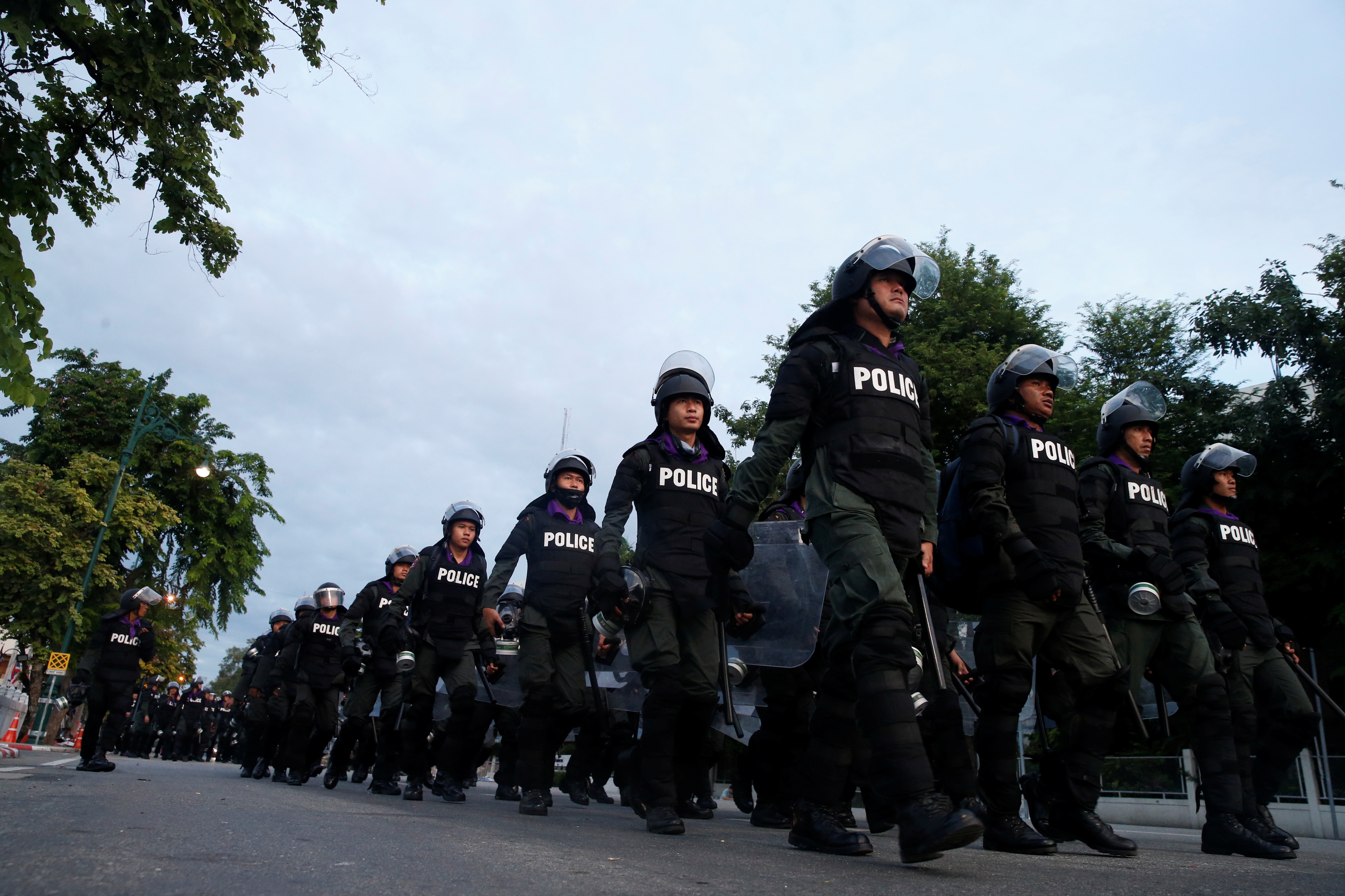 canh sat chong bao dong dung kin duong o bangkok anh 11