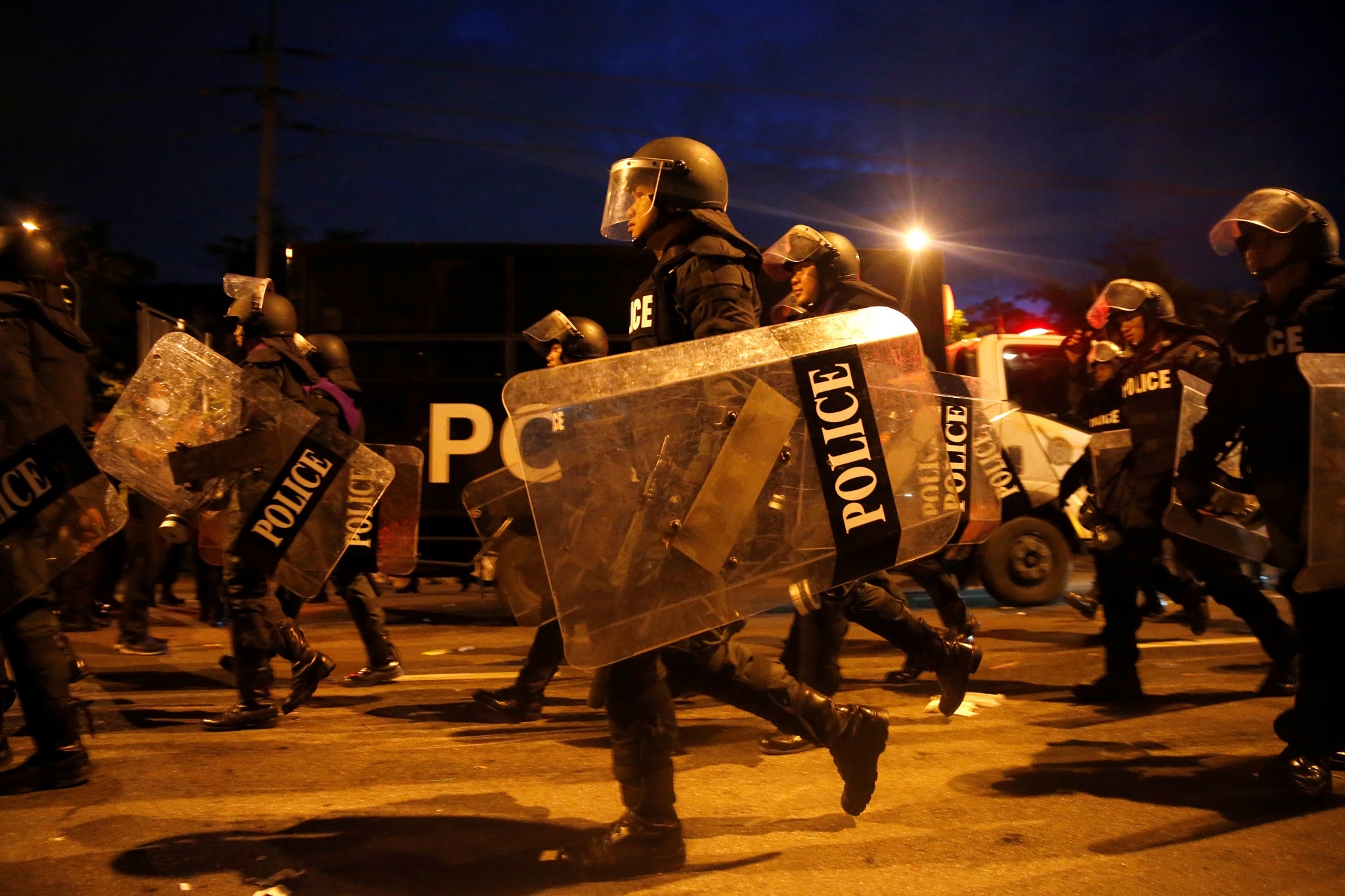 canh sat chong bao dong dung kin duong o bangkok anh 3