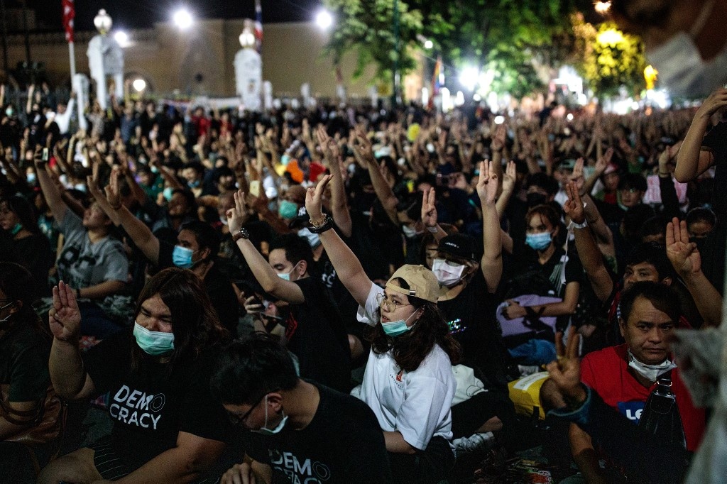 canh sat chong bao dong dung kin duong o bangkok anh 8