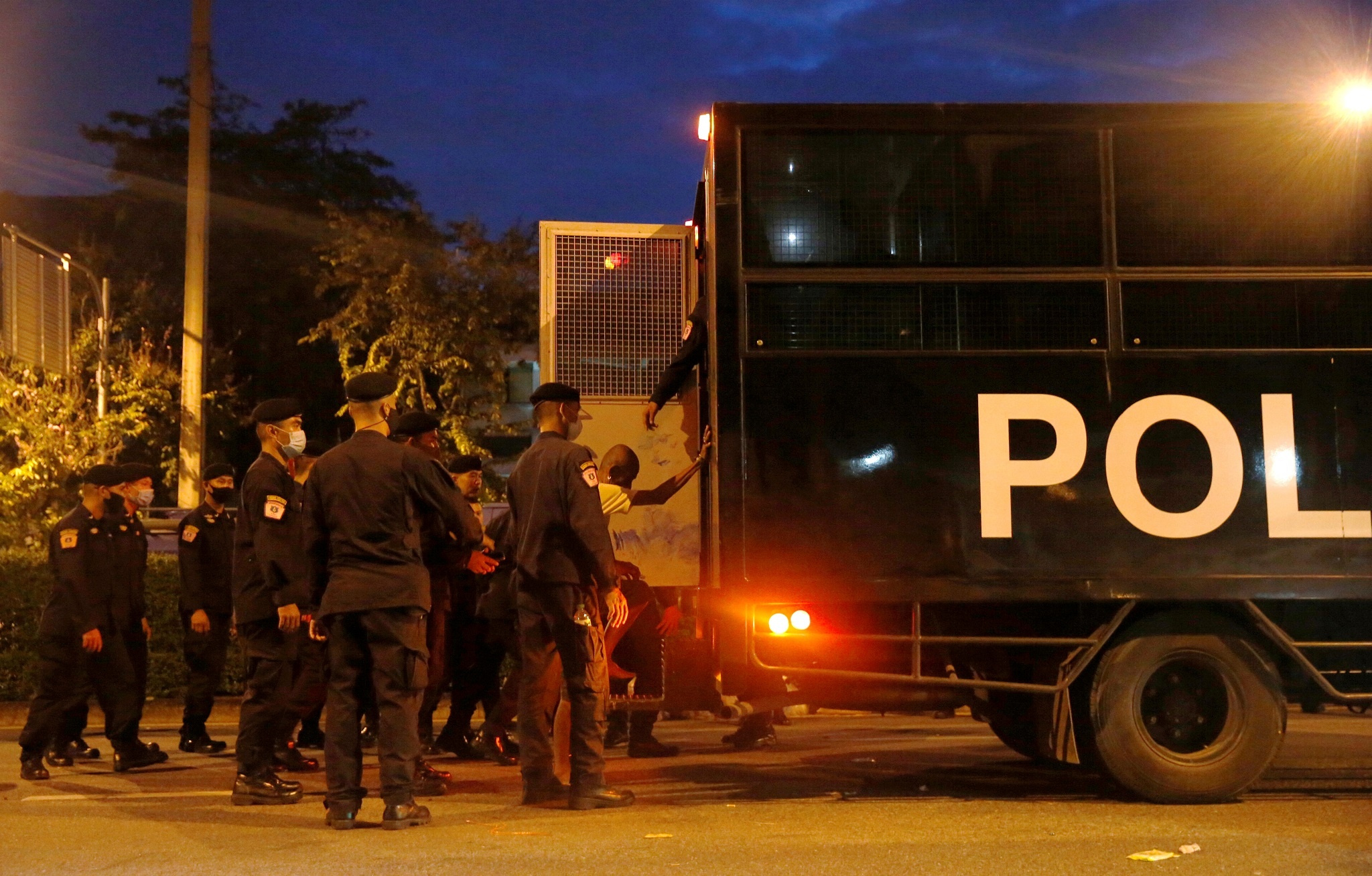 canh sat chong bao dong dung kin duong o bangkok anh 5