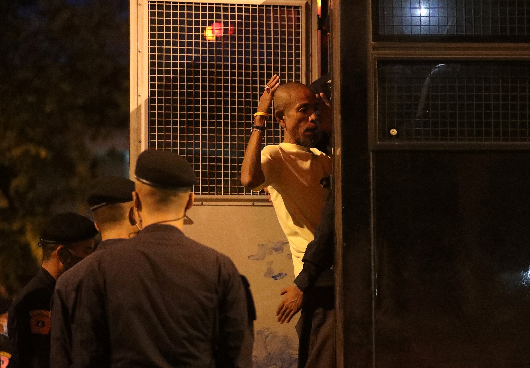 canh sat chong bao dong dung kin duong o bangkok anh 4