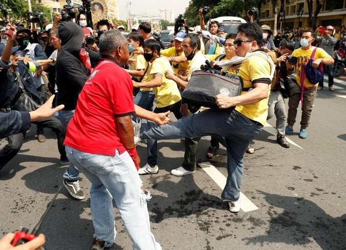 Dung do giua cac nhom bieu tinh o Thai Lan hinh anh