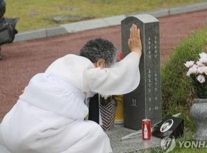 Tu lenh quan doi Han Quoc xin loi ve vu dan ap khien 200 nguoi chet hinh anh