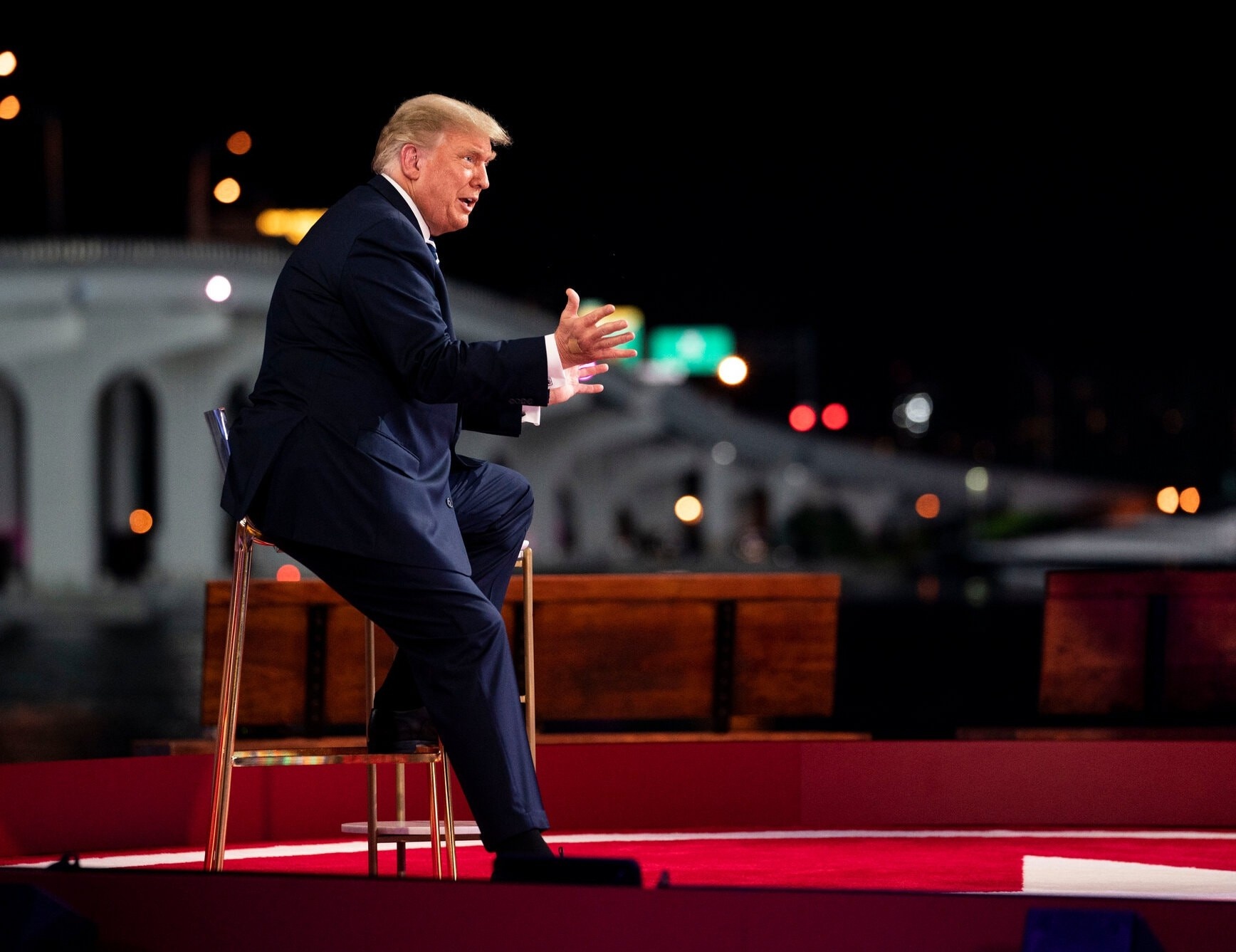 Tong thong Trump: Co hai cau chuyen ve khau trang hinh anh