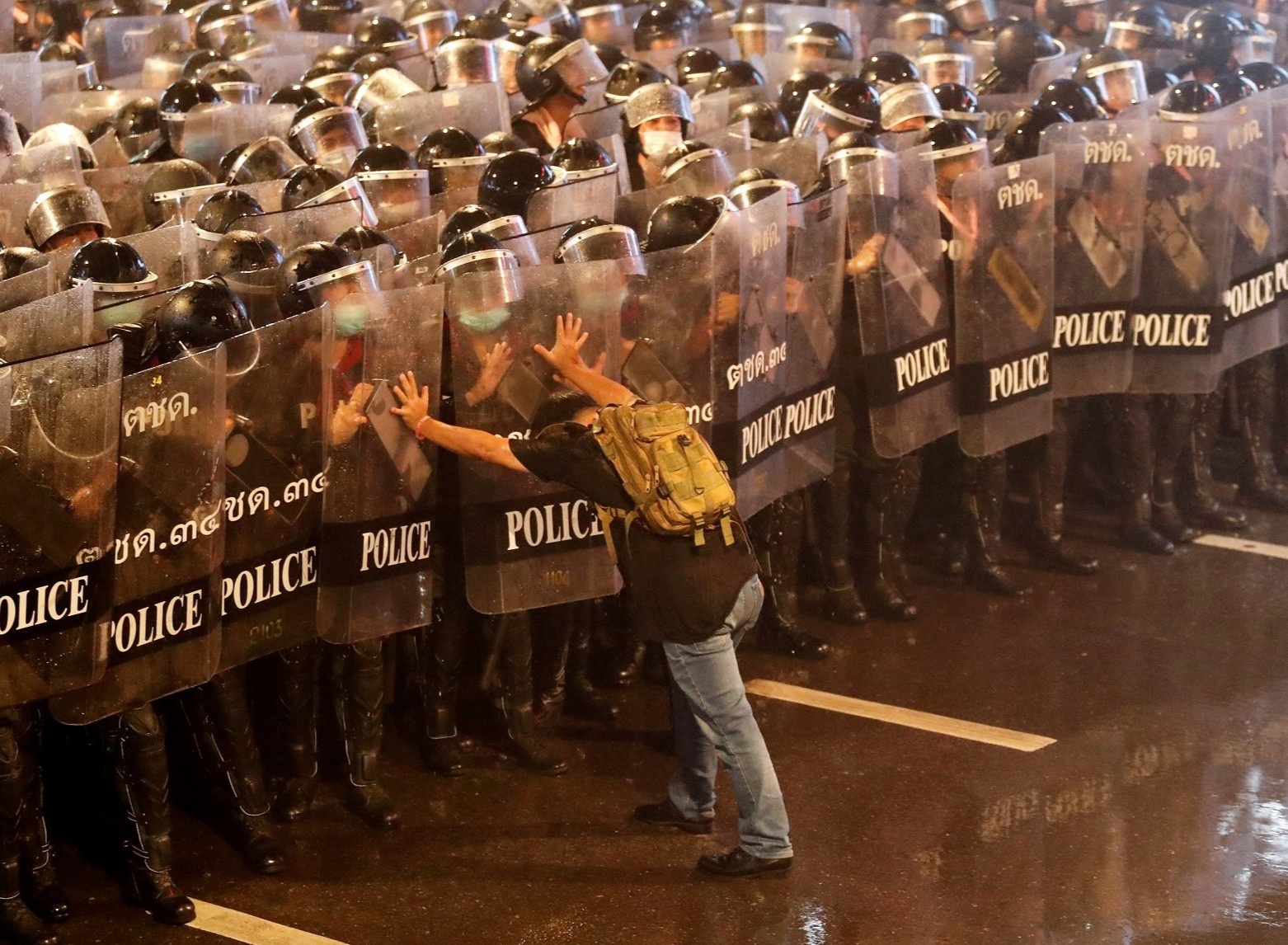 Dang sau buc anh nguoi dan ong doi mat dan canh sat Thai Lan hinh anh