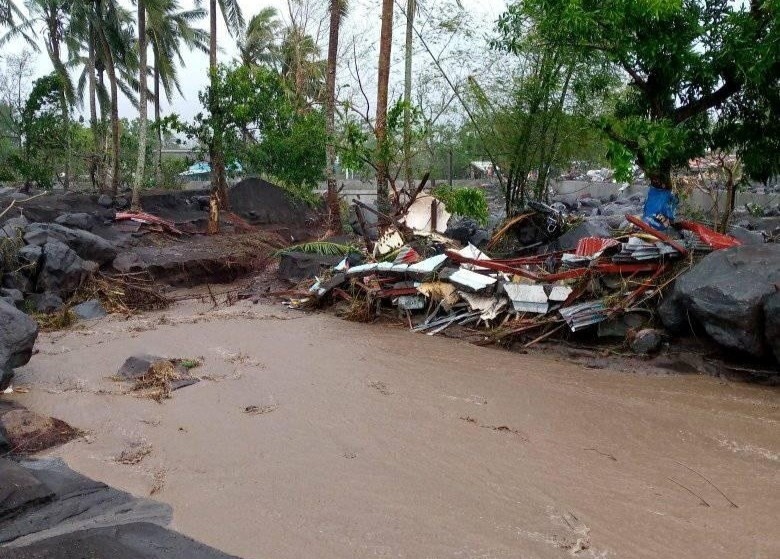 Nuoc lu chay xiet tai Philippines do bao Goni hinh anh