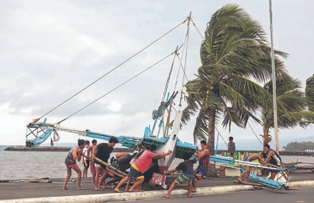 Sieu bao Goni mang gio manh tham khoc, gay sat lo o Philippines hinh anh